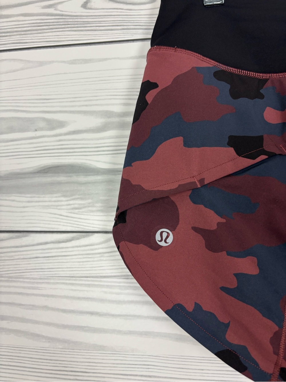 Lululemon Speed Up Low-Rise lined shorts size 12 camo smoky red - Picture 4 of 8